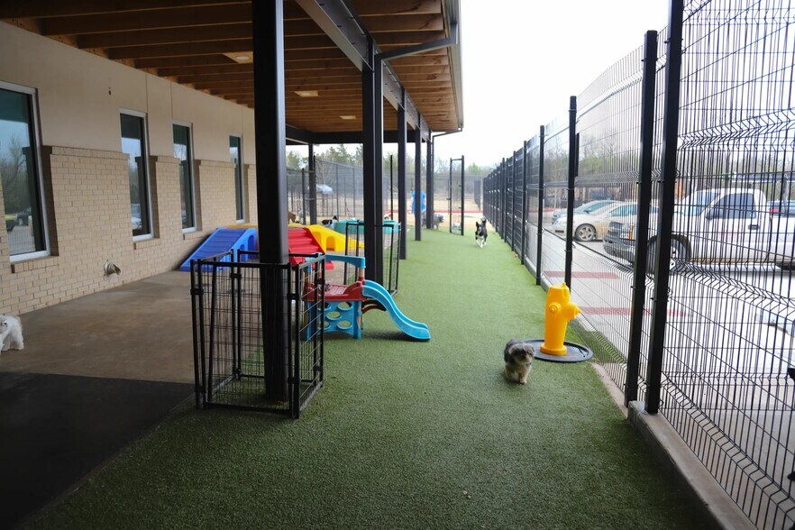 More Photos Of 2020 N Kelly Ave, Edmond Veterinarian Kennel For Sale