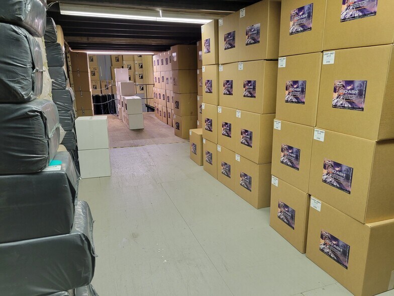 More Photos Of 140-144 Riverside Dr, North Vancouver Distribution For Sale