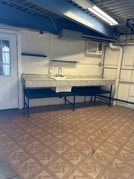 More Photos Of 916 Puuhale Rd, Honolulu Warehouse For Lease