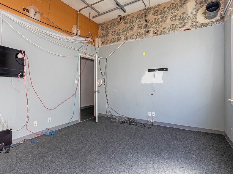 More Photos Of 10746 Magnolia Blvd, North Hollywood Medical For Sale