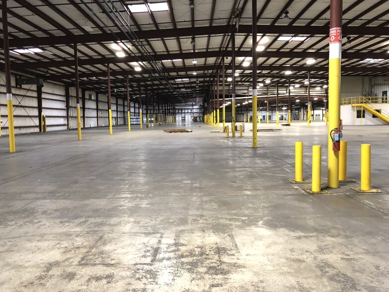 More Photos Of 2224 W College Ave, Normal Manufacturing For Lease