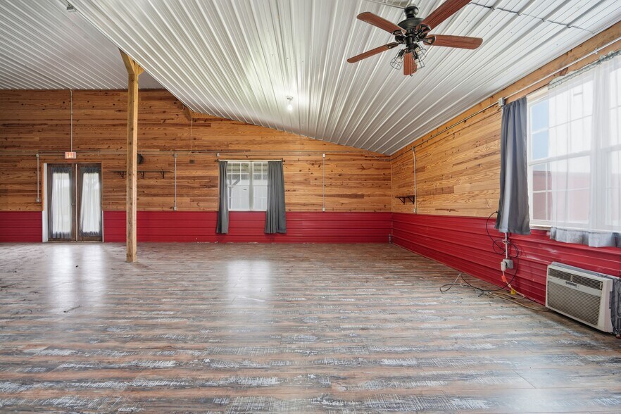 More Photos Of 113 S Wilder St, Chouteau General Retail For Sale