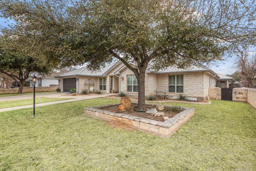 More Photos Of 608 W Morse St, Fredericksburg Specialty For Sale