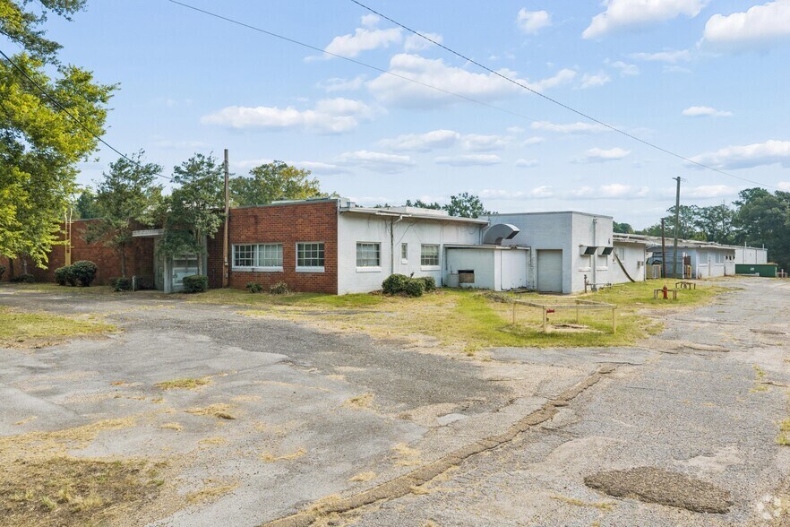 More Photos Of 300 N Newton Ave, Newton Manufacturing For Sale