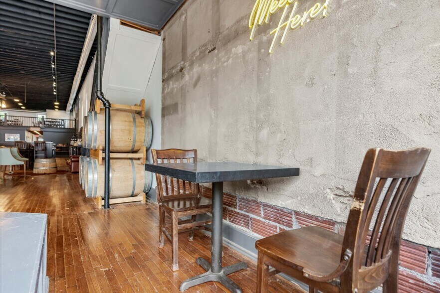 More Photos Of 415 S Thompson Ave, Excelsior Springs Bar For Sale