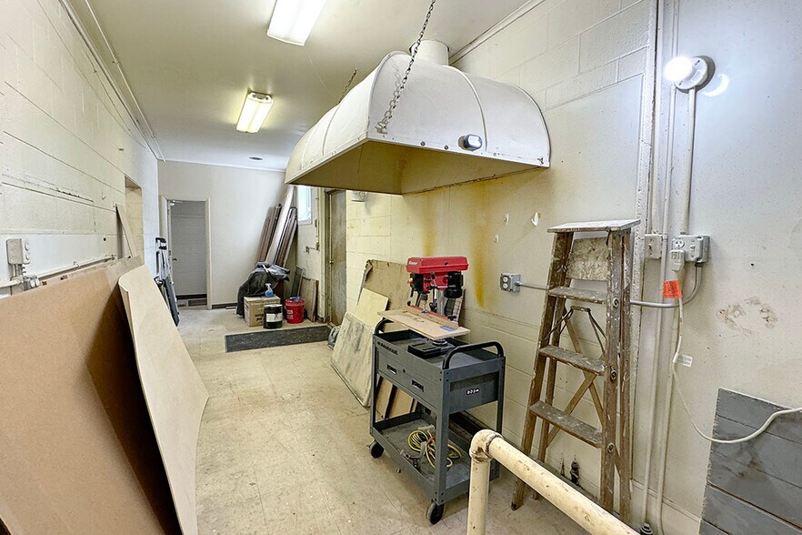 More Photos Of 1801 Wood St, Elkhart Storefront For Sale