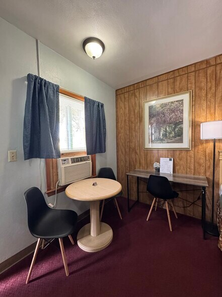 More Photos Of 606 W Holme St, Norton Hotel For Sale