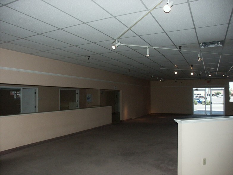 More Photos Of 3515-3559 W Northern Ave, Phoenix General Retail For Lease