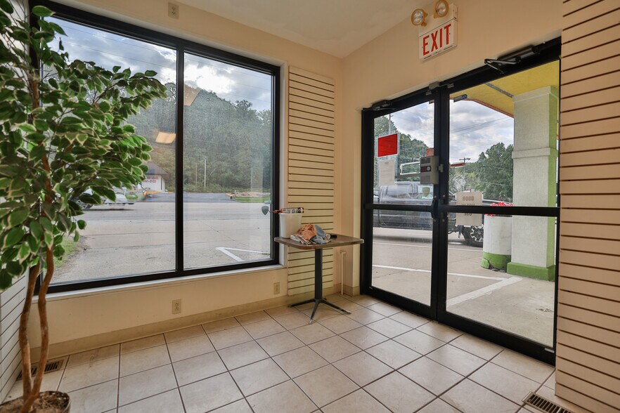 More Photos Of 107 N Bluff Rd, Collinsville Storefront For Sale