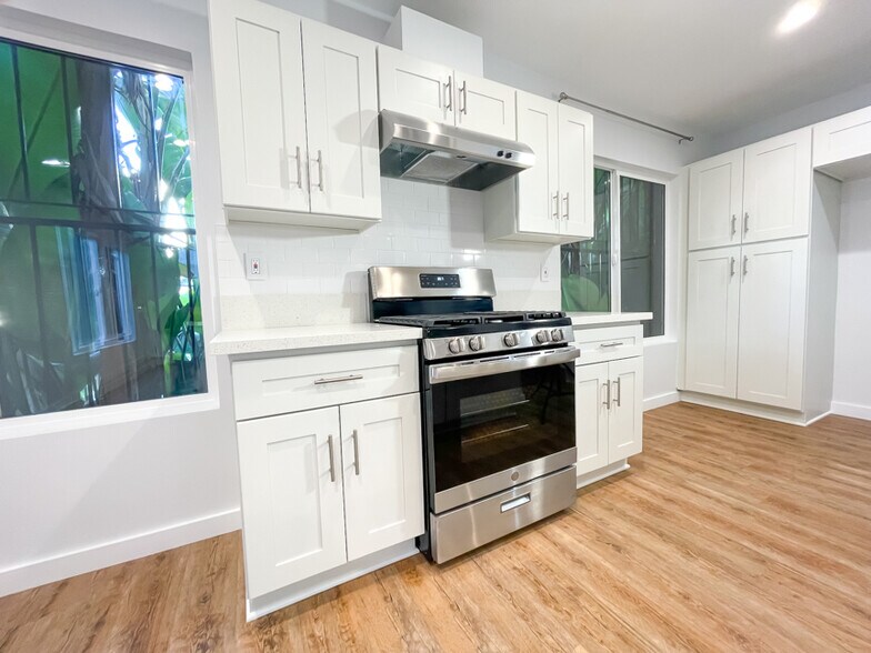 More Photos Of 127 S St Andrews Pl, Los Angeles Apartments For Sale