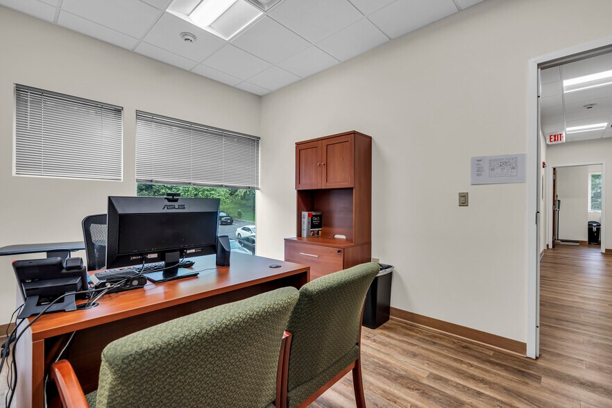 More Photos Of 500 Park Ave, Manalapan Township Medical For Lease