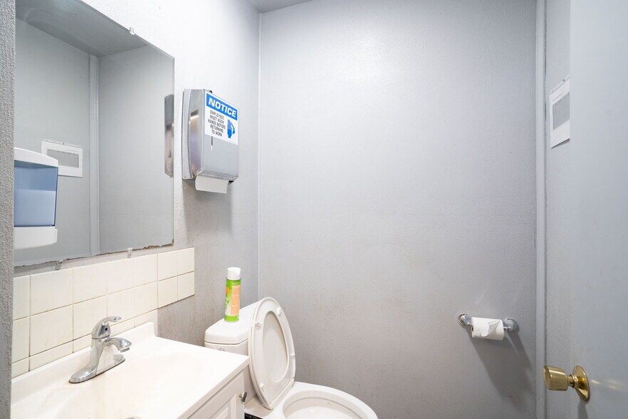 More Photos Of 2304 N Killingsworth St, Portland Warehouse For Sale