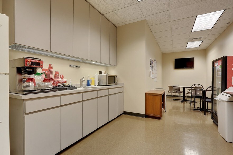 More Photos Of 8555 United Plaza Blvd, Baton Rouge Office For Lease