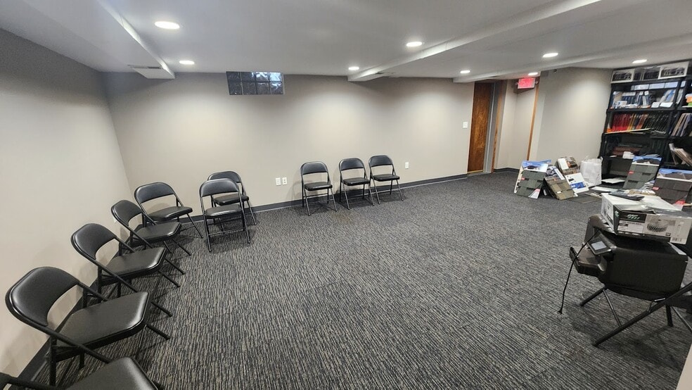 More Photos Of 444 N 12th Ave N, South Saint Paul Office For Sale