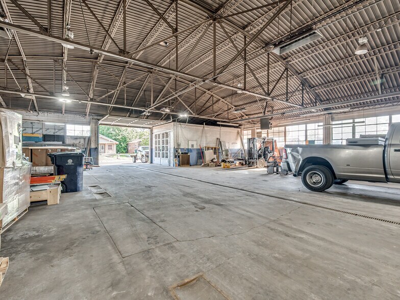 More Photos Of 2812 S Walker Ave, Oklahoma City Auto Dealership For Sale