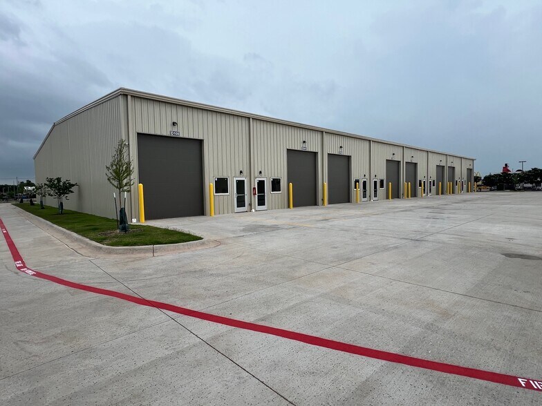 More Photos Of 1600 S Broadway Ave, Moore Self Storage For Lease