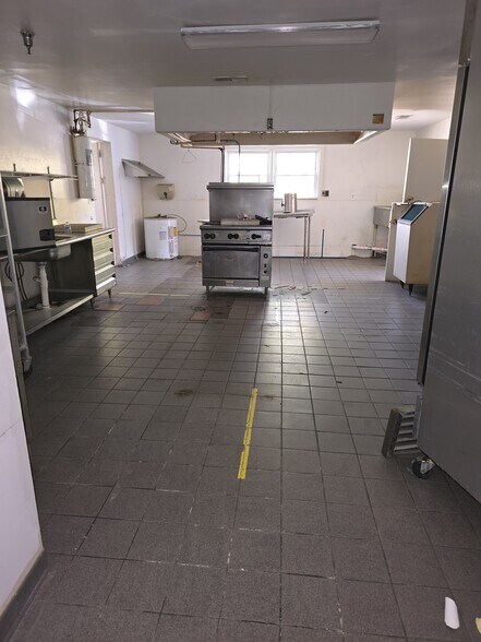 More Photos Of 913 9th Ave W, Hendersonville Skilled Nursing Facility For Sale