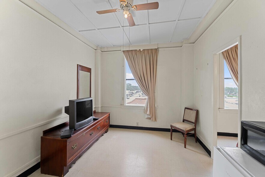 More Photos Of 104 E North St, Uvalde Apartments For Sale