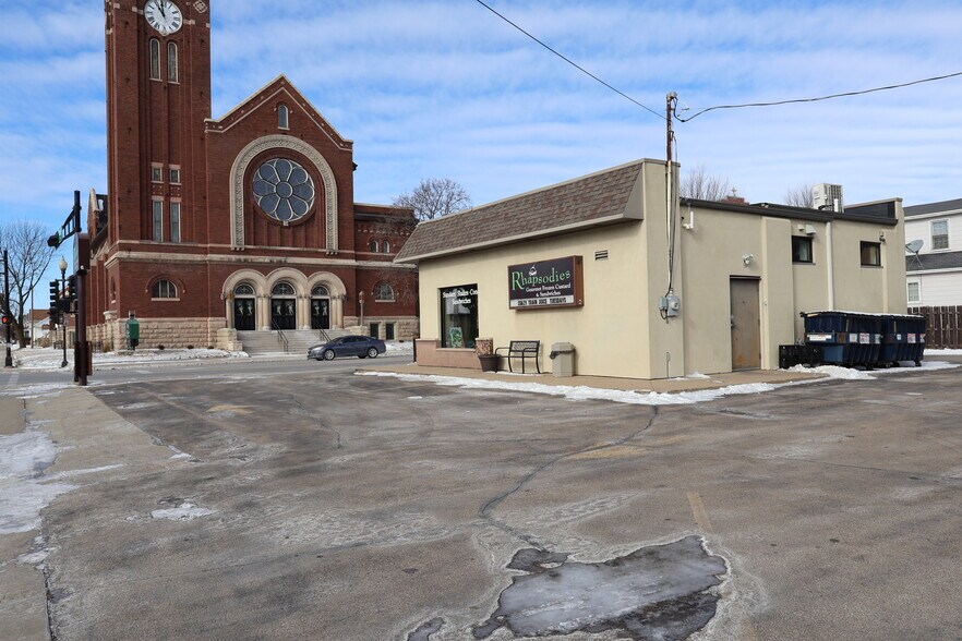 More Photos Of 1226 Oregon St, Oshkosh Restaurant For Sale