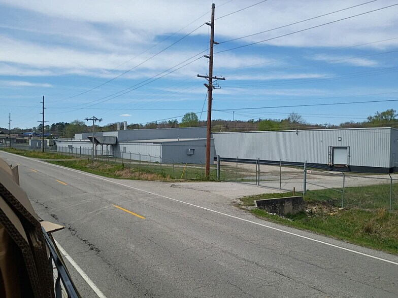 Primary Photo Of 712 Industrial Ln, Oneida Distribution For Sale