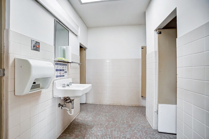 More Photos Of 1106 E High St, Springfield Schools For Sale