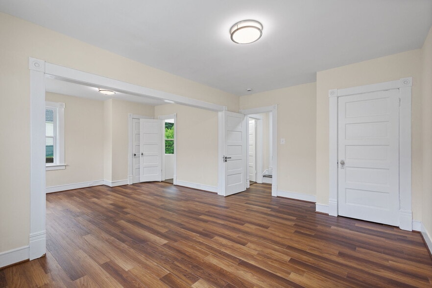 More Photos Of 8519 Chestnut Ave, Bowie Storefront For Sale