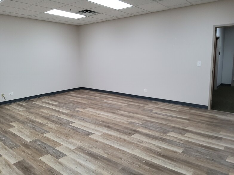 More Photos Of 450 Airport Rd, Elgin Self Storage For Lease