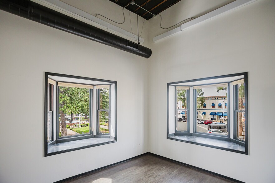 More Photos Of 10 Plaza Sq, Orange Storefront Retail Office For Lease