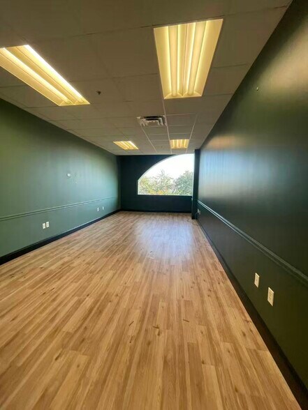 More Photos Of 7075 Kingspointe Pky, Orlando Showroom For Lease