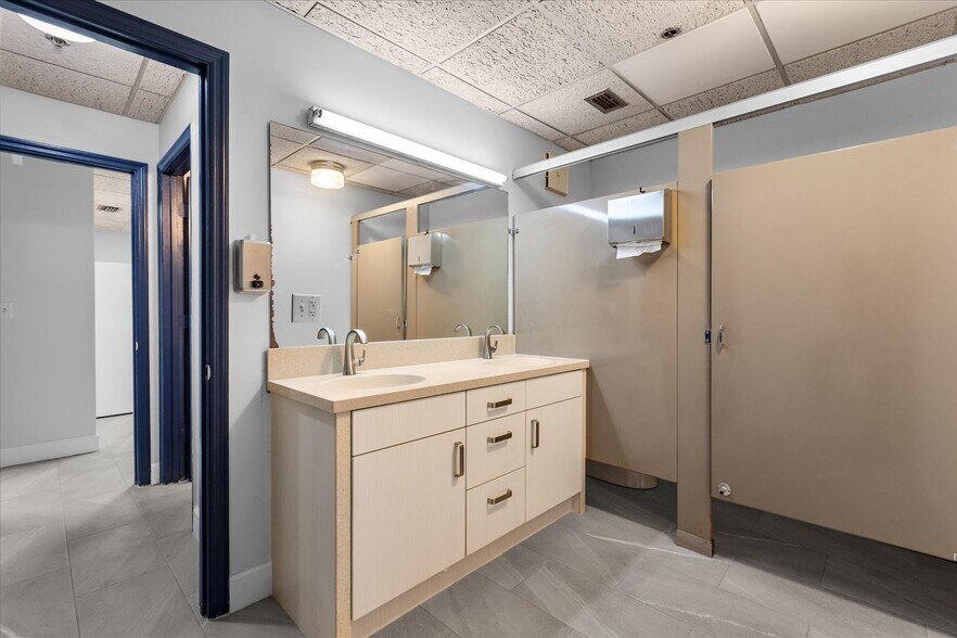 More Photos Of 3454 Aloma Ave, Winter Park Warehouse For Lease