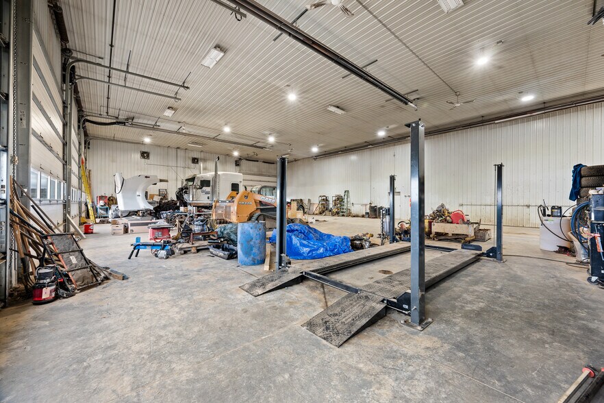 More Photos Of 3807 9th St, Lloydminster Warehouse For Sale
