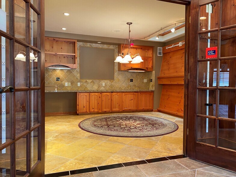 More Photos Of 173 Frontage Rd, South Fork Freestanding For Lease