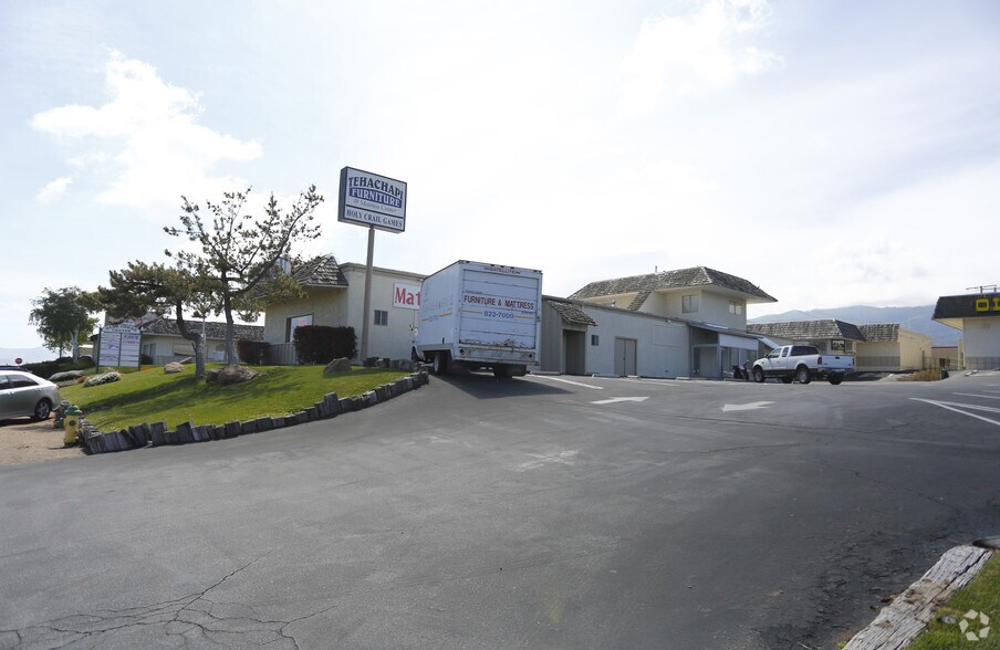More Photos Of 20324-20360 W Valley Blvd, Tehachapi Freestanding For Lease