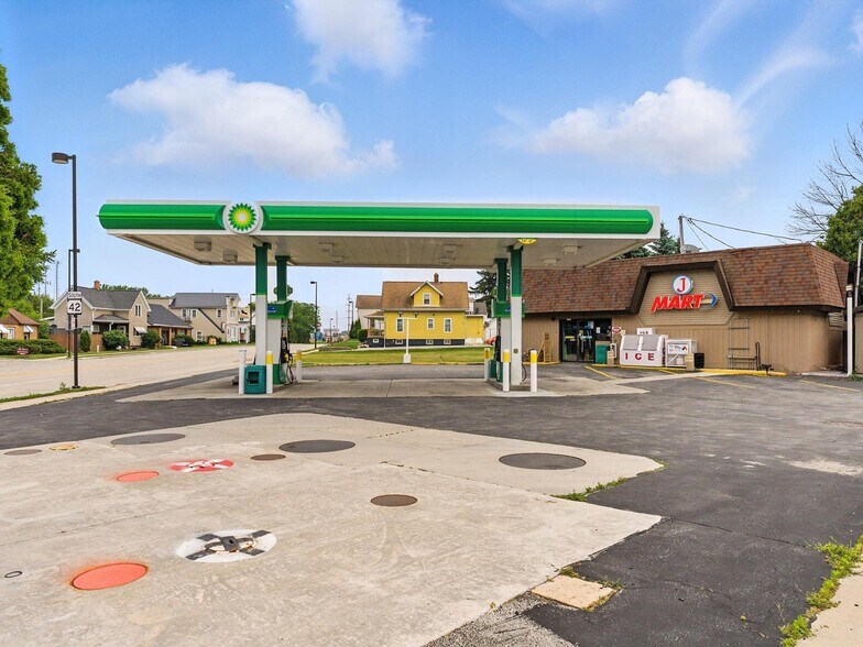 More Photos Of 2420 Calumet Dr, Sheboygan Service Station For Sale