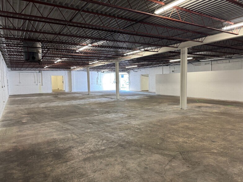 More Photos Of 1433 W Lark Industrial Dr, Fenton Warehouse For Lease