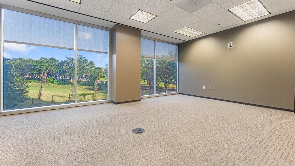 More Photos Of 9101 Lyndon B Johnson Fwy, Dallas Office For Lease