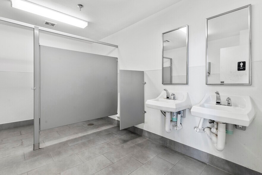More Photos Of 1511 W Broadway St, Ardmore Auto Dealership For Sale