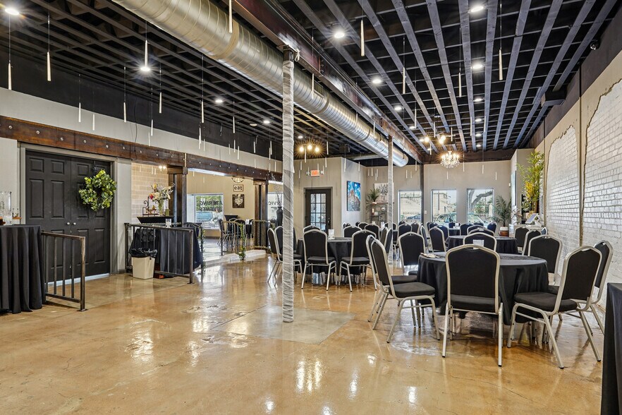 More Photos Of 109-111 S Main St, Irving Restaurant For Sale