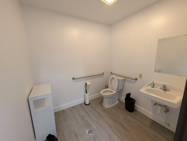 More Photos Of 901 N Missouri Ave, Largo Freestanding For Lease