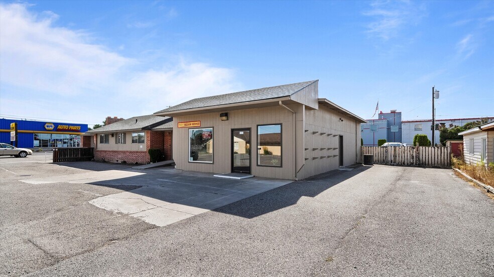 More Photos Of 5804 W Clearwater Ave, Kennewick Freestanding For Sale