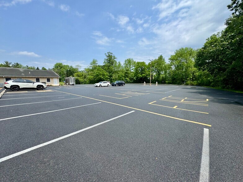 More Photos Of 625 Barksdale Rd, Newark Medical For Lease