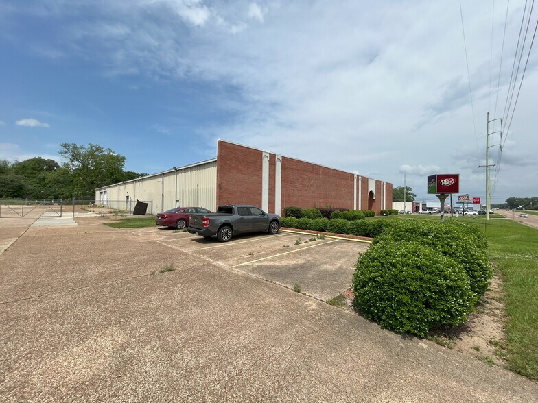 More Photos Of 191 Devereaux Dr, Natchez Distribution For Sale