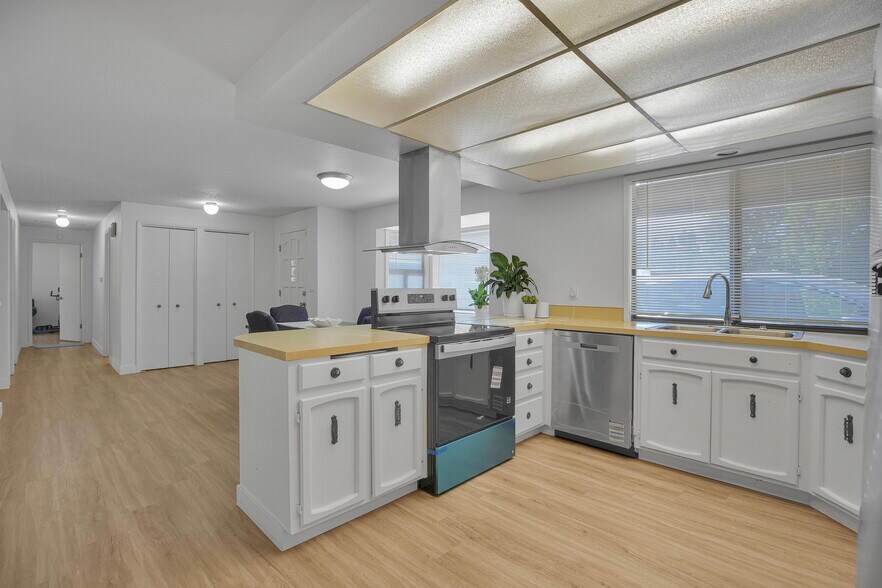More Photos Of 16710 SE Sunnyside Rd, Happy Valley Flex For Sale