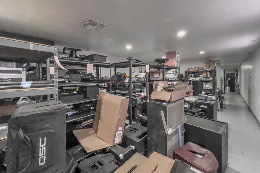 More Photos Of 22520-22522 Ventura Blvd, Woodland Hills Storefront Retail Office For Lease