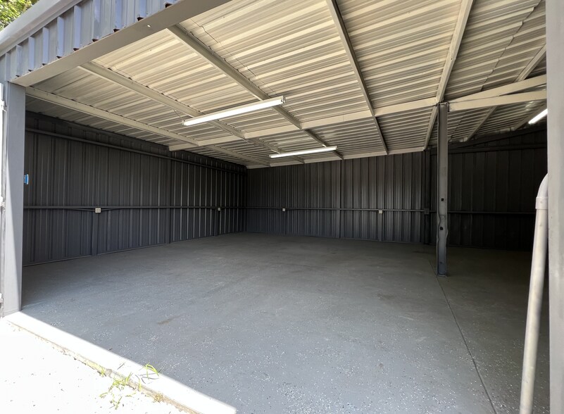 More Photos Of 422 W Gulf Bank Rd, Houston Warehouse For Sale