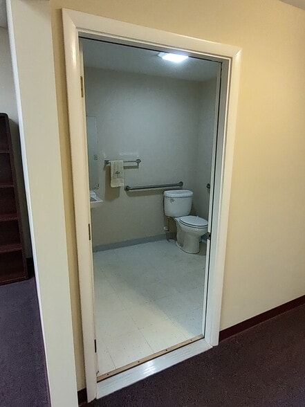 More Photos Of 585 S Birdneck Rd, Virginia Beach Showroom For Lease