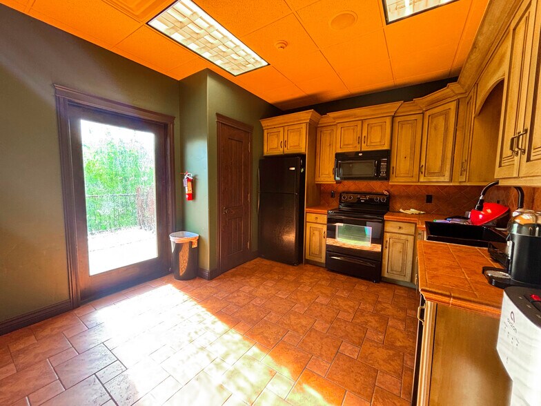 More Photos Of 11142 Highland Blvd, Highland Medical For Lease
