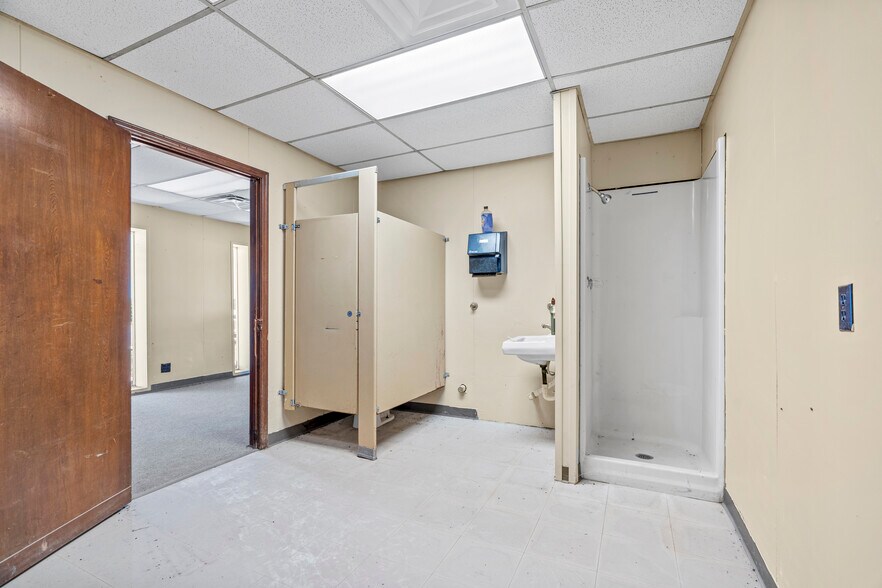 More Photos Of 520 Robison dr, Elk City Industrial For Sale