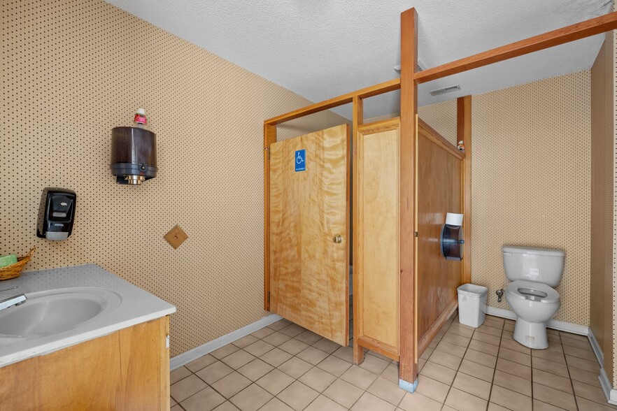 More Photos Of 405 Cherokee St, Kings Mountain Religious Facility For Sale