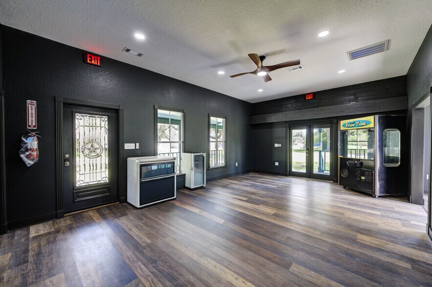 More Photos Of 602 E Myrtle St, Angleton Office Residential For Sale